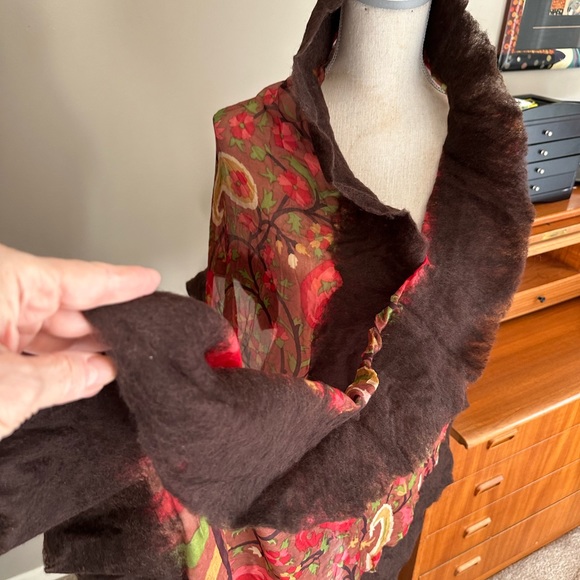 Beautiful Silk and Felt wrap, scarf, brown and red, like new - Picture 3 of 10